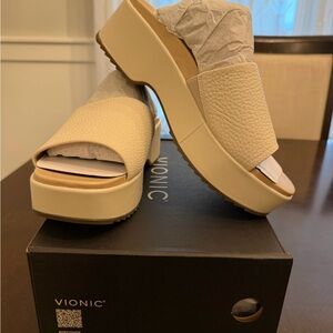 New - Vionic Women's Cream Platform Slides